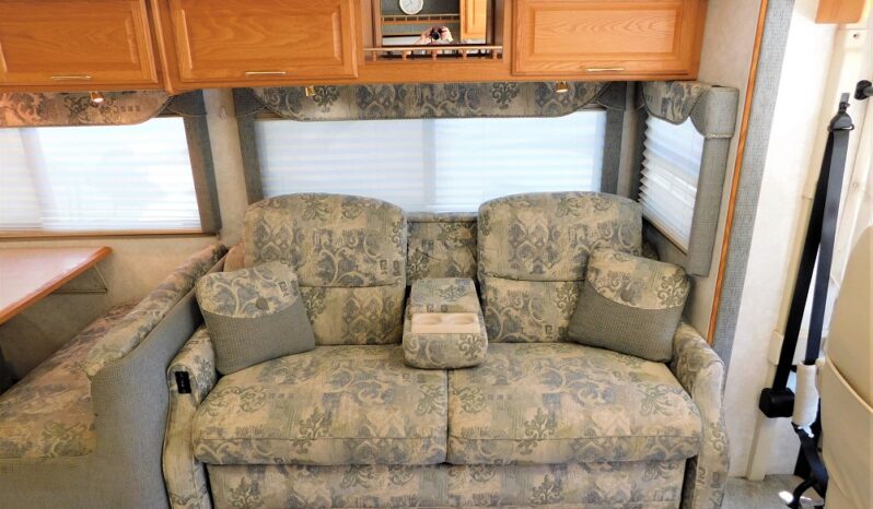 2004 Winnebago Adventurer 33V full