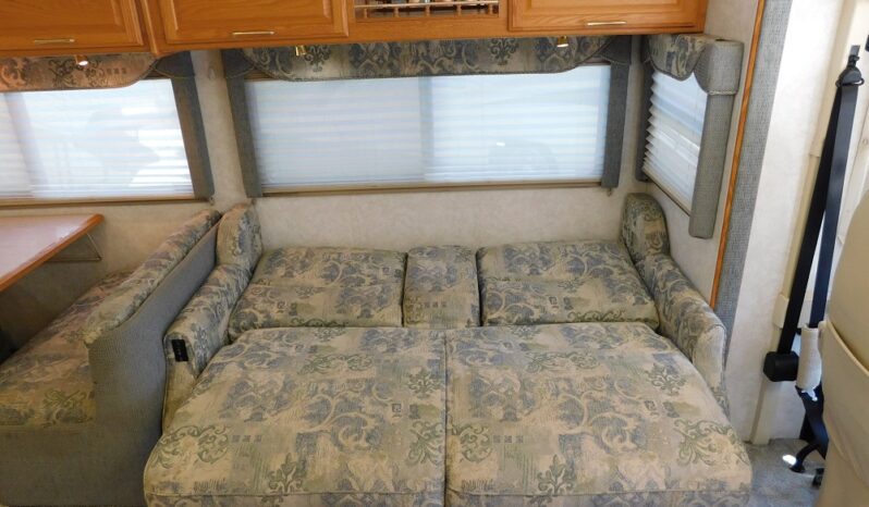 2004 Winnebago Adventurer 33V full