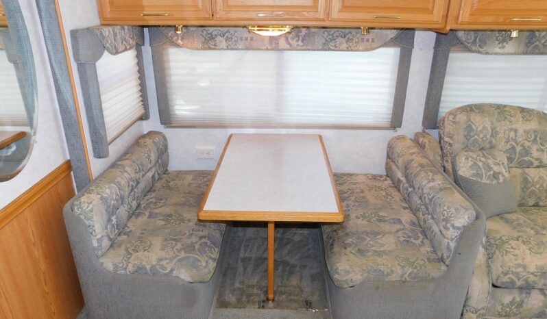 2004 Winnebago Adventurer 33V full