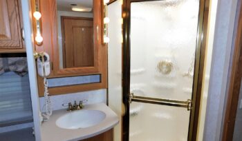 2004 Winnebago Adventurer 33V full