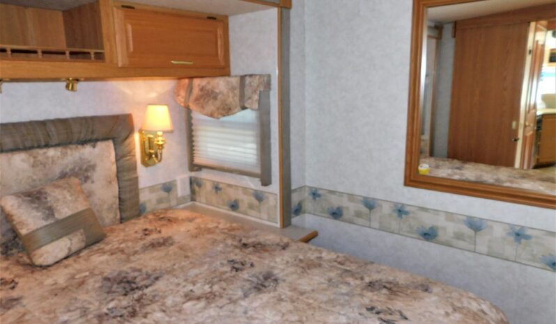 2004 Winnebago Adventurer 33V full