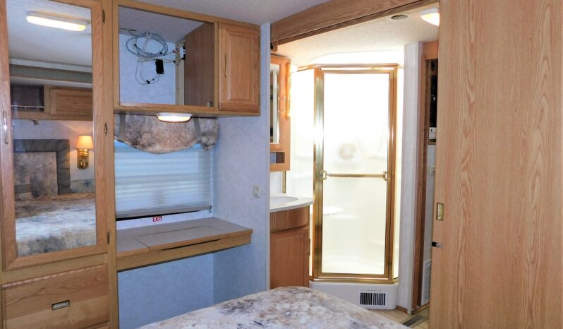 2004 Winnebago Adventurer 33V full